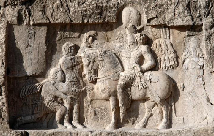 sapor Relieve de Naqš-i Rustam que conmemora la victoria del emperador persa Sapor I sobre el emperador romano Valerio