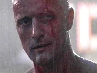 Rutger Hauer interpretando a Roy en la parte final de Blade Runner