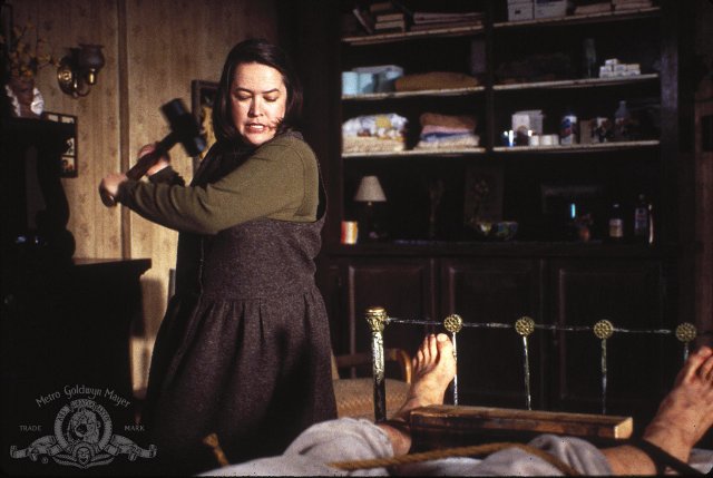 Kathy Bates cuida de James Caan en Misery (Reiner, 1995)