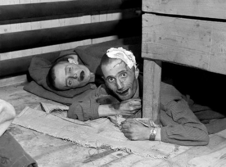 Prisioneros liberados del campo de concentración de Ebensee en mayo de 1945