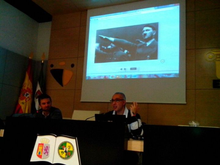 VIII Jornadas de Filosofía Paradoxa. Eugenio Sánchez  hablando sobre Ruido de fondo.